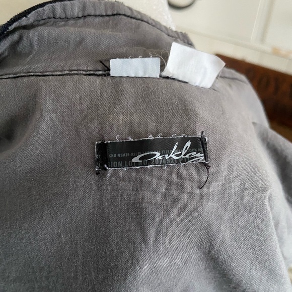 Oakley - Picture 3 of 4